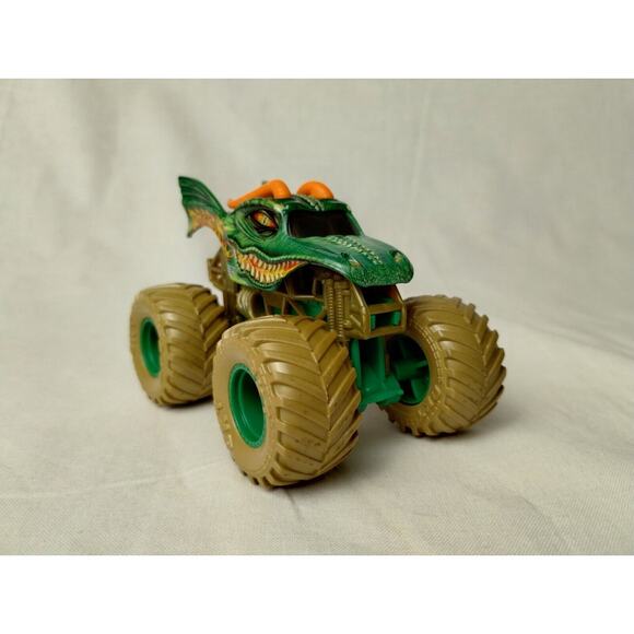 DRAGON MONSTER JAM POWER BEASTS TRUCK TARGET EXCLUSIVE GOLD TIRES 1:64 2020 - Picture 2 of 7